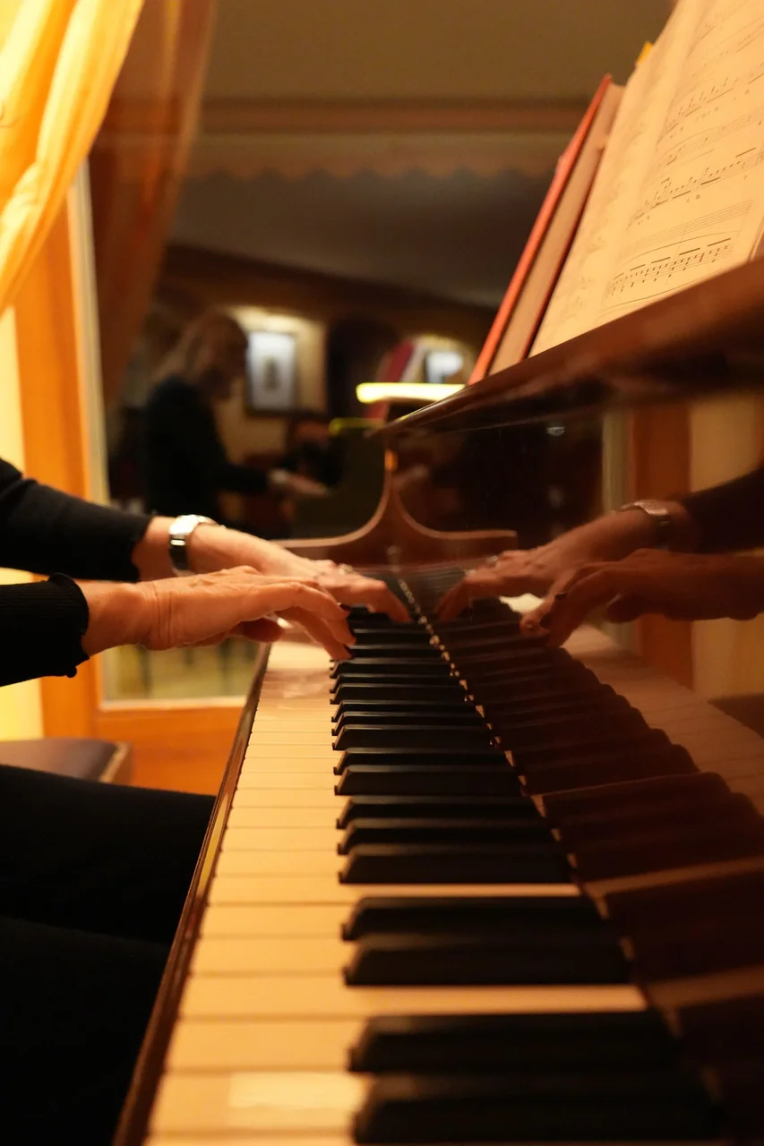 Pianist v elegantnem salonu