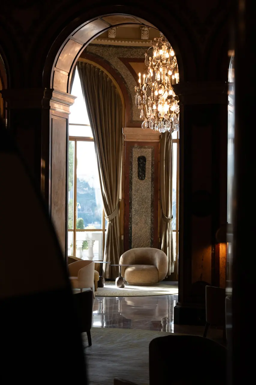 Elegantno opremljen salon z zavesami