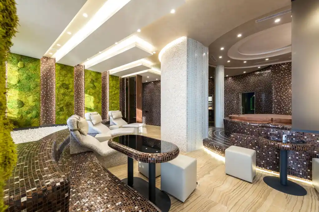 Sodoben spa ambient s toplimi barvami